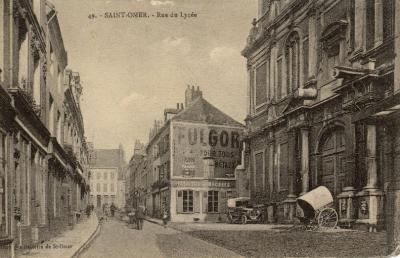 Dans cette rue on pouvait trouver une fabrique de brosses,sous le grand panneau publicitaire.On voit aussi la chapelle des jésuites sur la droite de la carte.